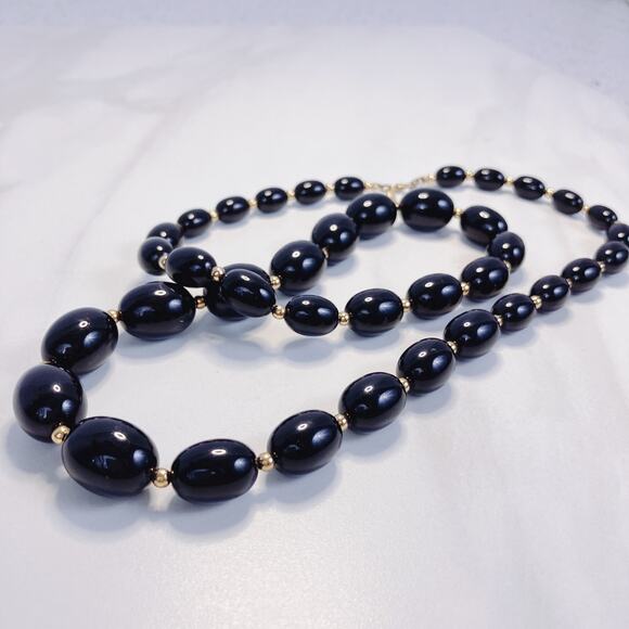 Signed Monet Black Graduated Oval Bead Necklace, 1980s Vintage Retro Plastic - Picture 4 of 8